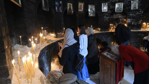ВЕЛИКИ РЕД НА КАЛЕМЕГДАНУ: Верници долазе на поклоњење Светој Петки ВЕЛИКИ РЕД НА КАЛЕМЕГДАНУ: Верници долазе на поклоњење Светој Петки