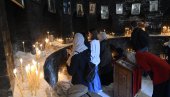 VELIKI RED NA KALEMEGDANU: Vernici dolaze na poklonjenje Svetoj Petki VELIKI RED NA KALEMEGDANU: Vernici dolaze na poklonjenje Svetoj Petki