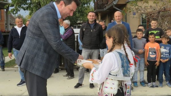 ДОБИЛИ АМБУЛАНТУ, А САДА И ПУТ: Радови у Петловачи код Шапца омогућиће мештанима живот као у граду ДОБИЛИ АМБУЛАНТУ, А САДА И ПУТ: Радови у Петловачи код Шапца омогућиће мештанима живот као у граду