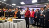 СНС ПРОСЛАВЉА СЛАВУ: Стигао и председник Вучић, дочекан аплаузом (ФОТО/ВИДЕО) СНС ПРОСЛАВЉА СЛАВУ: Стигао и председник Вучић, дочекан аплаузом (ФОТО/ВИДЕО)