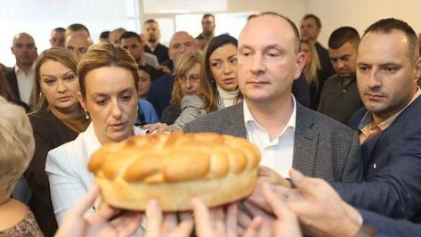 НЕКА НАМ ЈЕ СРЕТНА И БЕРИЋЕТНА СЛАВА: Градоначелник Милан Ђурић прославио Свету Петку са страначким колегама (ФОТО) НЕКА НАМ ЈЕ СРЕТНА И БЕРИЋЕТНА СЛАВА: Градоначелник Милан Ђурић прославио Свету Петку са страначким колегама (ФОТО)