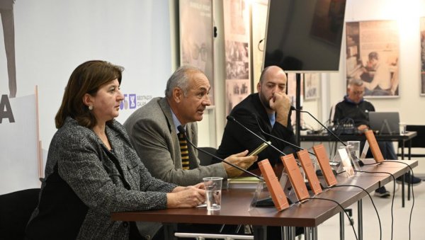 ГЛАСНЕ МЕШИНЕ ПОРУКЕ: У сали Борислав Пекић представљени зборници и монографије из богате продукције Андрићевог института из Андрићграда ГЛАСНЕ МЕШИНЕ ПОРУКЕ: У сали Борислав Пекић представљени зборници и монографије из богате продукције Андрићевог института из Андрићграда