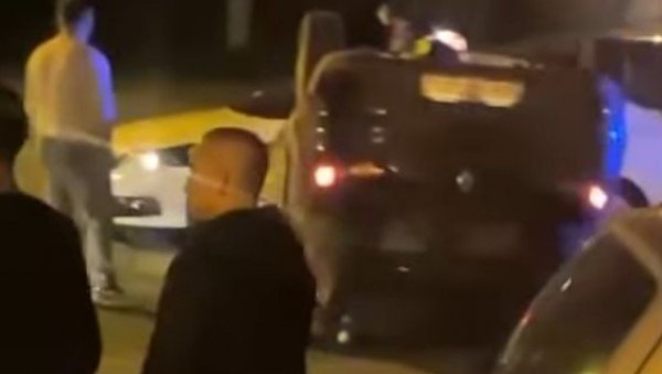 СМРСКАНИ АУТО ЗАВРШИО НА КРОВУ: Саобраћајна несрећа на Лединама, судар таксија и аутомобила (ВИДЕО) СМРСКАНИ АУТО ЗАВРШИО НА КРОВУ: Саобраћајна несрећа на Лединама, судар таксија и аутомобила (ВИДЕО)
