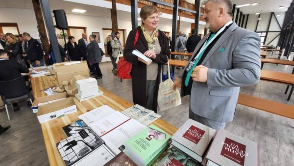АРХИВИСТИМА ЋИРИЛИЦА НИЈЕ СТРАНА: Архив Војводине на 53. Конференцији архивских стручњака у Хрватској АРХИВИСТИМА ЋИРИЛИЦА НИЈЕ СТРАНА: Архив Војводине на 53. Конференцији архивских стручњака у Хрватској