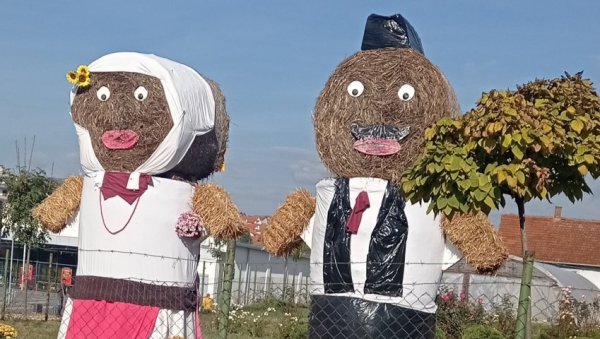 СЛАМНАТЕ ФИГУРЕ У ЉУДСКОЈ ВЕЛИЧИНИ: Занимљив пројекат пиротских средшколаца привлачи пажњу и возача СЛАМНАТЕ ФИГУРЕ У ЉУДСКОЈ ВЕЛИЧИНИ: Занимљив пројекат пиротских средшколаца привлачи пажњу и возача