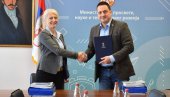 ЈЕЛЕНА БЕГОВИЋ ПРЕУЗЕЛА РЕСОР НАУКЕ: Министар Ружић предао дужност новој министарки ЈЕЛЕНА БЕГОВИЋ ПРЕУЗЕЛА РЕСОР НАУКЕ: Министар Ружић предао дужност новој министарки