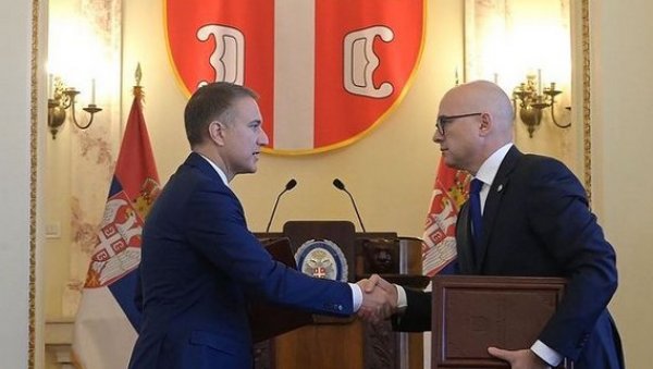 ВУЧЕВИЋ ЗВАНИЧНО МИНИСТАР ОДБРАНЕ: Примио дужност од досадашњег министра Небојше Стефановића ВУЧЕВИЋ ЗВАНИЧНО МИНИСТАР ОДБРАНЕ: Примио дужност од досадашњег министра Небојше Стефановића