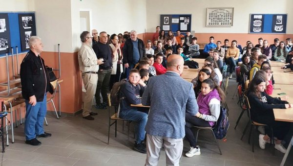 МЕНТАЛНО ЗДРАВЉЕ КАО ТЕМА: Серијал предавања у параћинским основним школама МЕНТАЛНО ЗДРАВЉЕ КАО ТЕМА: Серијал предавања у параћинским основним школама