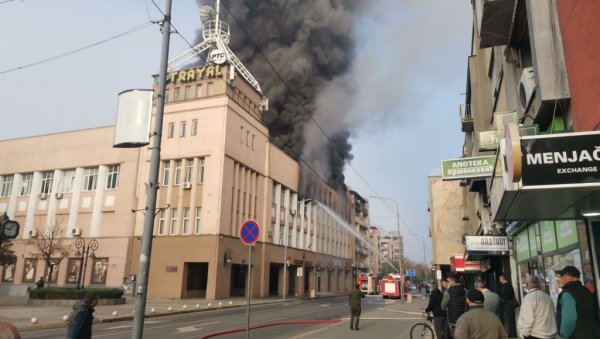 ВЕЛИКИ ПОЖАР У КРУШЕВЦУ: Густ црни дим надвио се над градом (ВИДЕО) ВЕЛИКИ ПОЖАР У КРУШЕВЦУ: Густ црни дим надвио се над градом (ВИДЕО)