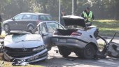 TEŠKA SAOBRAĆAJNA NESREĆA U BEOGRADU: Ima poginulih, automobil prepolovljen (UZNEMIRUJUĆI FOTO) TEŠKA SAOBRAĆAJNA NESREĆA U BEOGRADU: Ima poginulih, automobil prepolovljen (UZNEMIRUJUĆI FOTO)