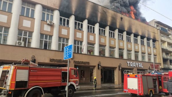 ЛОКАЛИЗОВАНА ВАТРЕНА СТИХИЈА: Пожар у бившој Трајаловој робној кући у центру Крушевца под контролом ЛОКАЛИЗОВАНА ВАТРЕНА СТИХИЈА: Пожар у бившој Трајаловој робној кући у центру Крушевца под контролом