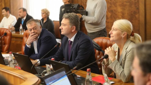 ВЕСИЋУ СТАМБЕНА КОМИСИЈА: Влада именовала чланове одбора на чијем челу су министри ВЕСИЋУ СТАМБЕНА КОМИСИЈА: Влада именовала чланове одбора на чијем челу су министри