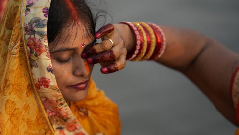 FESTIVAL ČAT PUJA U INDIJI: Zahvalnost bogu Sunca što je održao život na zemlji (FOTO)