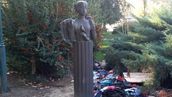 ВЕЛИКА СРПСКА УМЕТНИЦА ОВО НИЈЕ ЗАСЛУЖИЛА: Биста Милене Павловић Барили у Пожаревцу данима усред смећа ВЕЛИКА СРПСКА УМЕТНИЦА ОВО НИЈЕ ЗАСЛУЖИЛА: Биста Милене Павловић Барили у Пожаревцу данима усред смећа