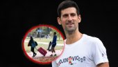 GEST ŠAMPIONA: Nole snimljen kako nosi kofer starijoj prolaznici - bio na vrhu sveta, a ostao skroman i pažljiv (VIDEO)