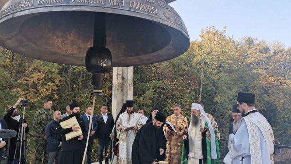 ОСТВАРУЈЕ СЕ ПРОРОЧАНСТВО ОЦА ТАДЕЈА: Патријарх Порфирије код Варварина освештава царско руско звоно (ФОТО/ВИДЕО) ОСТВАРУЈЕ СЕ ПРОРОЧАНСТВО ОЦА ТАДЕЈА: Патријарх Порфирије код Варварина освештава царско руско звоно (ФОТО/ВИДЕО)