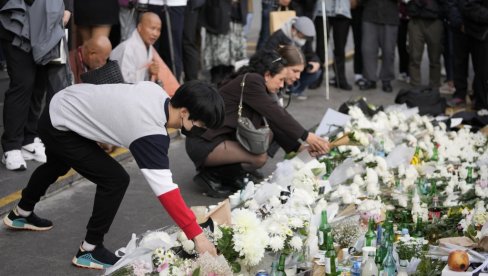 SPOMEN-OLTAR U BLIZINI GRADSKE KUĆE: Vernici ostavljaju cveće i odaju počast žrtvama velike nesreće u Seulu (FOTO)