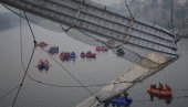 ТЕШКА ТРАГЕДИЈА НА ВИСЕЋЕМ МОСТУ У ИНДИЈИ: Погинула најмање 141 особа (ВИДЕО) ТЕШКА ТРАГЕДИЈА НА ВИСЕЋЕМ МОСТУ У ИНДИЈИ: Погинула најмање 141 особа (ВИДЕО)