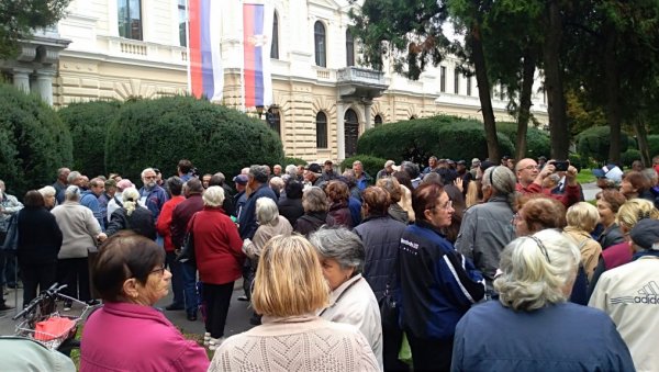 ПЕНЗИОНЕРИ У ПОЖАРЕВЦУ НА МУКАМА: Доплата за угаљ не може на рате ПЕНЗИОНЕРИ У ПОЖАРЕВЦУ НА МУКАМА: Доплата за угаљ не може на рате