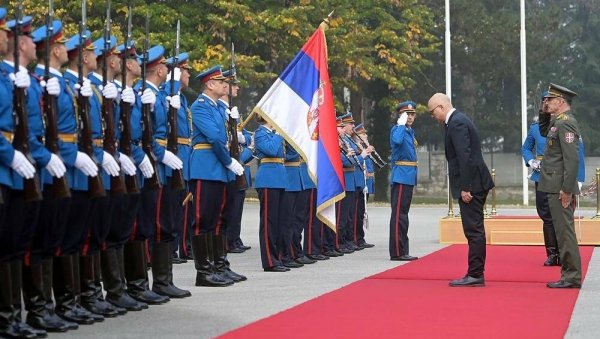 ВУЧЕВИЋ: Наставиће се са опремањем и наоружавањем наше Војске и побољшавањем стандарда њених припадника ВУЧЕВИЋ: Наставиће се са опремањем и наоружавањем наше Војске и побољшавањем стандарда њених припадника