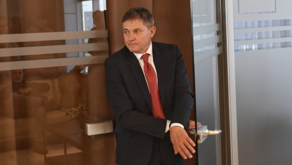 ШТА ЈЕ НОВИНАРИ, ХОЋЕТЕ СПИСАК? Драган Стојковић Пикси опустио атмосферу у Старој Пазови ШТА ЈЕ НОВИНАРИ, ХОЋЕТЕ СПИСАК? Драган Стојковић Пикси опустио атмосферу у Старој Пазови