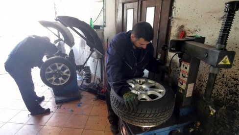 ZAŠTO NOVE GUME IMAJU PRUGE U BOJI NA GAZNOM SLOJU? Značenje koje mnogi vozači ne znaju