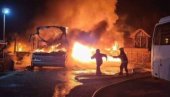 VELIKI POŽAR U KOVAČICI: Vatra gutala vozila, izgorelo nekoliko autobusa (FOTO) VELIKI POŽAR U KOVAČICI: Vatra gutala vozila, izgorelo nekoliko autobusa (FOTO)
