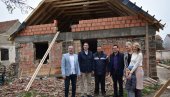 ТОПЛИ ДОМ ЗА ЧЕТВОРО ДЕЦЕ: Зарићима из Кикинде помоћ стигла од хуманих људи (ВИДЕО) ТОПЛИ ДОМ ЗА ЧЕТВОРО ДЕЦЕ: Зарићима из Кикинде помоћ стигла од хуманих људи (ВИДЕО)