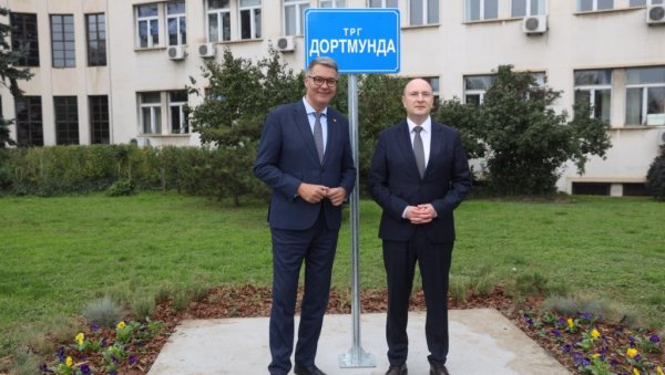 ДОРТМУНДУ ТРГ КРАЈ РЕКЕ: Четири деценије братства Новог Сада са градом у Немачкој ДОРТМУНДУ ТРГ КРАЈ РЕКЕ: Четири деценије братства Новог Сада са градом у Немачкој