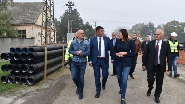 ВУЈОВИЋ У ПЕЋИНЦИМА: Министарка обишла радове на изградњи канализационе мреже ВУЈОВИЋ У ПЕЋИНЦИМА: Министарка обишла радове на изградњи канализационе мреже