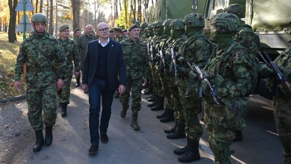 НАПЕТА СИТУАЦИЈА НА КиМ Министар одбране Србије: Надам се да неће доћи до ескалације НАПЕТА СИТУАЦИЈА НА КиМ Министар одбране Србије: Надам се да неће доћи до ескалације