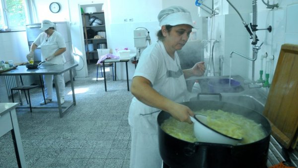 МАЊАК КУВАРИЦА ПОГАСИО РИНГЛЕ: Само 12 основних школа у престоници има своју кухињу за ђачке оброке МАЊАК КУВАРИЦА ПОГАСИО РИНГЛЕ: Само 12 основних школа у престоници има своју кухињу за ђачке оброке