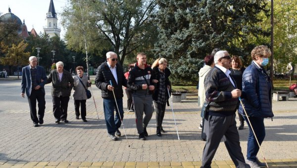 БЕСПЛАТНИ ШТАПОВИ ЗА СЛАБОВИДЕ: Уручење 214 помагала у сали библиотеке Савеза слепих Србије