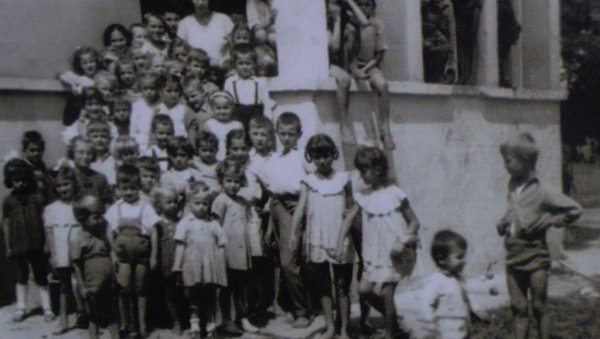 ПАТРИЈАРХА И ПРЕДСЕДНИКА ДАЛА ЈЕ САМО ЈЕДНА ШКОЛА У СРБИЈИ : У клупама у Великој Дренови учили су велики људи ПАТРИЈАРХА И ПРЕДСЕДНИКА ДАЛА ЈЕ САМО ЈЕДНА ШКОЛА У СРБИЈИ : У клупама у Великој Дренови учили су велики људи