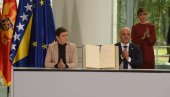Израз лица Ане Брнабић током потписивања у Берлину све говори (ФОТО) Израз лица Ане Брнабић током потписивања у Берлину све говори (ФОТО)