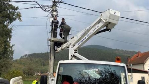 ЗА БЕЗБЕДНИЈЕ РАСКРСНИЦЕ: Камере за видео-надзор постављење на најпрометнијим улицама Трстеника (ФОТО) ЗА БЕЗБЕДНИЈЕ РАСКРСНИЦЕ: Камере за видео-надзор постављење на најпрометнијим улицама Трстеника (ФОТО)
