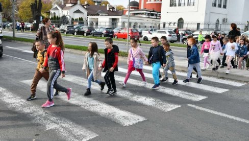 TROJE OD ČETVORO DECE PRELAZI PROPISNO KOLOVOZ: ABS poklanja prvacima Pažljivkova pravila u saobraćaju, roditelje podseća na pravila ponašanja TROJE OD ČETVORO DECE PRELAZI PROPISNO KOLOVOZ: ABS poklanja prvacima Pažljivkova pravila u saobraćaju, roditelje podseća na pravila ponašanja