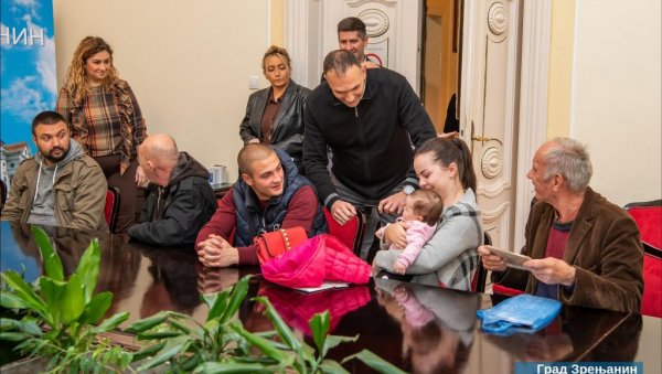 ПОТПИСАНИ УГОВОРИ У ЗРЕЊАНИНУ: Пет кућа за младе брачне парове - живот на селу лепши него у граду (ФОТО) ПОТПИСАНИ УГОВОРИ У ЗРЕЊАНИНУ: Пет кућа за младе брачне парове - живот на селу лепши него у граду (ФОТО)