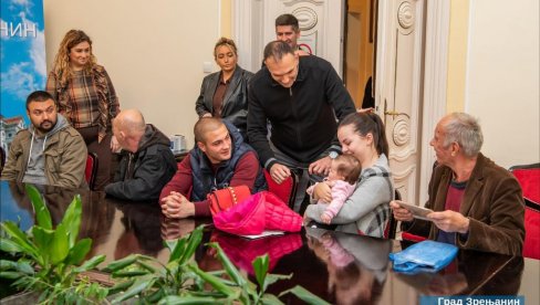 POTPISANI UGOVORI U ZRENJANINU: Pet kuća za mlade bračne parove - život na selu lepši nego u gradu (FOTO) POTPISANI UGOVORI U ZRENJANINU: Pet kuća za mlade bračne parove - život na selu lepši nego u gradu (FOTO)