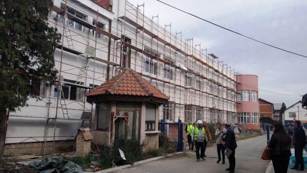 ОБНОВА НАЈСТАРИЈЕ ШКОЛЕ У ПАРАЋИНУ: Велика инвестиција у ОШ „Радоје Домановић“ – за радове 345 милиона динара ОБНОВА НАЈСТАРИЈЕ ШКОЛЕ У ПАРАЋИНУ: Велика инвестиција у ОШ „Радоје Домановић“ – за радове 345 милиона динара