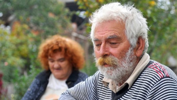 У ВЕЛЕГРАДУ, А ЦЕО ЖИВОТ ПОД СВЕЋОМ: У кући породице Михајловић сијалица никада није засветлела (ФОТО) У ВЕЛЕГРАДУ, А ЦЕО ЖИВОТ ПОД СВЕЋОМ: У кући породице Михајловић сијалица никада није засветлела (ФОТО)