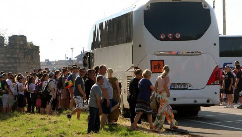 DECA NA EKSKURZIJAMA OBAVEZNO VEZANA U AUTOBUSU: Apel Agencije za bezbednost saobraćaja