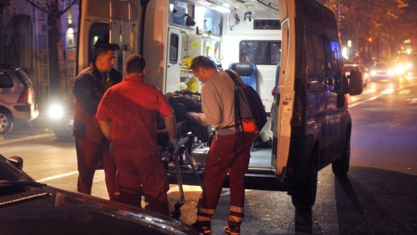 МУШКАРАЦ ДОК ЈЕ ИЗЛАЗИО ИЗ СВОГ АУТА ЧУО ДВА ПУЦЊА, ПА ПОГОЂЕН У РУКУ: Детаљи пуцњаве у Реснику МУШКАРАЦ ДОК ЈЕ ИЗЛАЗИО ИЗ СВОГ АУТА ЧУО ДВА ПУЦЊА, ПА ПОГОЂЕН У РУКУ: Детаљи пуцњаве у Реснику