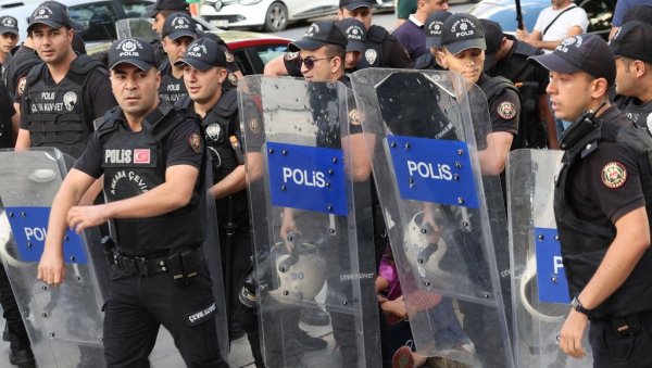 ХАОС НА БИРАЧКОМ МЕСТУ: Једна особа погинула, више од 10 повређено ХАОС НА БИРАЧКОМ МЕСТУ: Једна особа погинула, више од 10 повређено