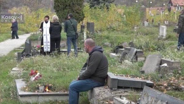 УНИШТЕНИ И УКРАДЕНИ СПОМЕНИЦИ: Ужасан призор затекао породице које су дошле на задушнице на КиМ (ВИДЕО) УНИШТЕНИ И УКРАДЕНИ СПОМЕНИЦИ: Ужасан призор затекао породице које су дошле на задушнице на КиМ (ВИДЕО)