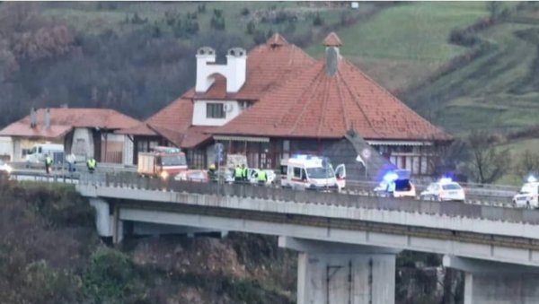 ВАТРОГАСЦИ ИЗВУКЛИ ДЕЧАКА ИЗ ОЛУПИНЕ, ДАВАО ЈЕ ЗНАКЕ ЖИВОТА: Детаљи стравичне несреће код Ужица, малишан подлегао повредама у Београду ВАТРОГАСЦИ ИЗВУКЛИ ДЕЧАКА ИЗ ОЛУПИНЕ, ДАВАО ЈЕ ЗНАКЕ ЖИВОТА: Детаљи стравичне несреће код Ужица, малишан подлегао повредама у Београду