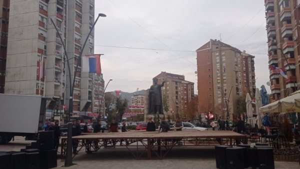 ПРИПРЕМЕ ЗА ВЕЛИКИ НАРОДНИ СКУП: Косовска Митровица у српским бојама (ФОТО) ПРИПРЕМЕ ЗА ВЕЛИКИ НАРОДНИ СКУП: Косовска Митровица у српским бојама (ФОТО)
