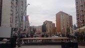 ПРИПРЕМЕ ЗА ВЕЛИКИ НАРОДНИ СКУП: Косовска Митровица у српским бојама (ФОТО) ПРИПРЕМЕ ЗА ВЕЛИКИ НАРОДНИ СКУП: Косовска Митровица у српским бојама (ФОТО)