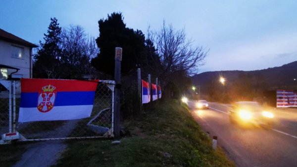 ОВО ЈЕ СРБИЈА Тробојке широм Косова и Метохије - на кућама, продавницама, аутобуским стајалиштима... (ФОТО) ОВО ЈЕ СРБИЈА Тробојке широм Косова и Метохије - на кућама, продавницама, аутобуским стајалиштима... (ФОТО)