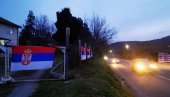 OVO JE SRBIJA Trobojke širom Kosova i Metohije - na kućama, prodavnicama, autobuskim stajalištima... (FOTO)